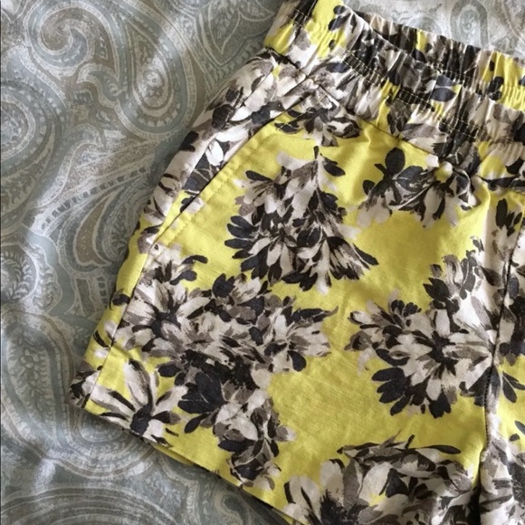 💸 SOLD :: J.Crew Yellow Floral Shorts Size 0 - Picture 6 of 7